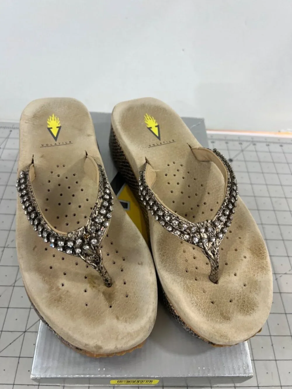 Volatile Women’s Rhinestone-Embellished Wedge Sandals Size 8 Snake Print Platfor - Picture 2 of 6